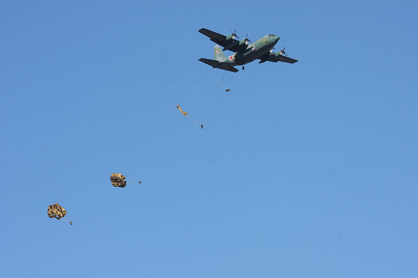 C-130H輸送機から連続降下する第1空挺団の隊員たち