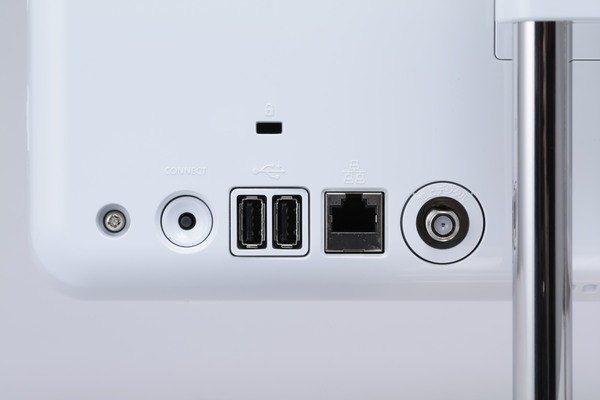 地デジのアンテナ入力は本体背面に搭載。USB 2.0×2やEthernet端子も搭載する