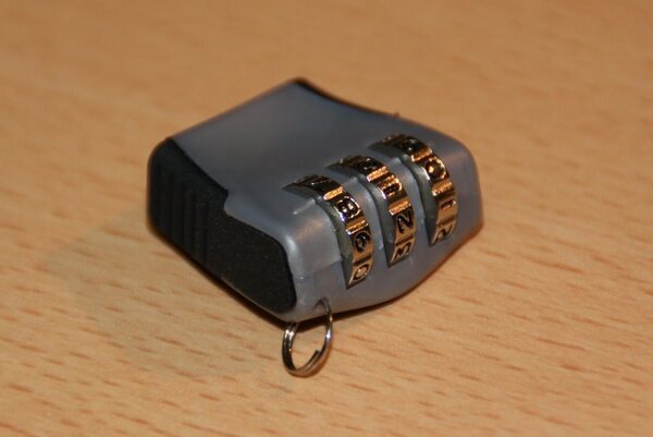 ユーザが設定した任意の3桁の数字でロック・アンロックが可能な「USBダイヤル錠」