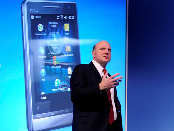 講演にてWindows Phoneを発表する、マイクロソフトCEOのスティーブ・バルマー氏