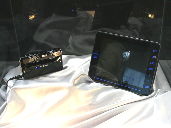富士フイルムのブースに展示されていた3Dデジカメ