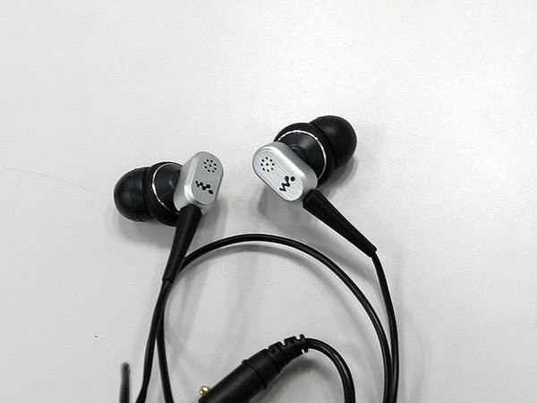 付属のノイズキャンセリングヘッドフォンは、ウォークマン Xシリーズ専用だ