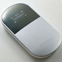 ASCII.jp：2つのSIMを使えるソフトバンク版Pocket WiFiを検証 (1/3)