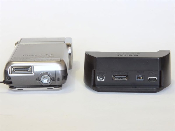 本体下部（左）にクレードル用端子を備え、クレードル側（右）にはAV出力、HDMI端子、DC入力端子、USB 2.0端子を備える