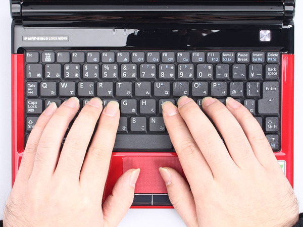 実際にキーボードの上に手を置いたところ。キーピッチが狭いと、中指と小指が窮屈になり打鍵に支障をきたすケースが多いが、このキーボードなら問題ない