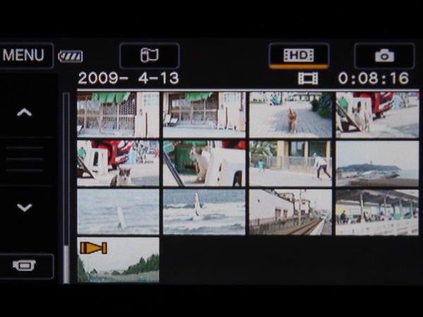 再生モードのサムネイル画面。右上のHDマークとカメラのアイコンで動画／静止画を切り替えられる