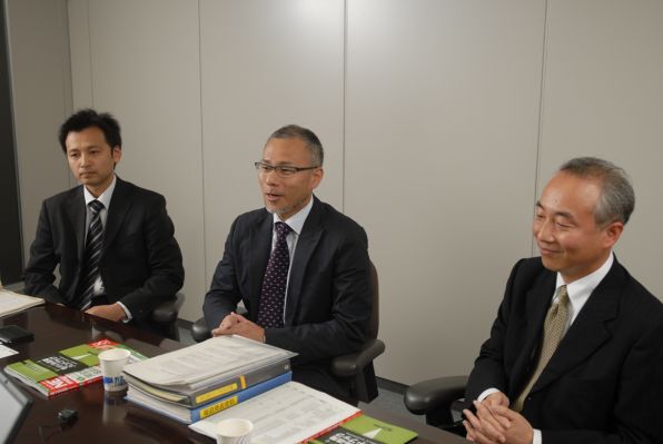 お話を伺ったサポート担当の菊地竹人氏（左）、開発担当の有田浩之氏（中央）、営業担当の下村泰三氏（右）