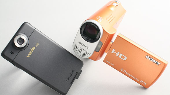どちらも2万円以下（5月7日現在）で購入できる低価格ビデオカメラを比較する
