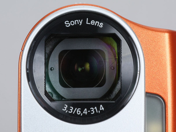 レンズ部。焦点距離は16：9撮影時で41～203mm、4：3撮影時は38～190mmとなっている