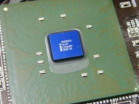 ASCII.jp：RDRAMから逃れてi845～865で盛り返したPentium 4世代 (1/3)