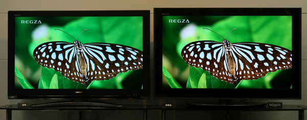 左は従来のREGZA Z7000で、右がZX8000。ZXは黒が引き締まって見える