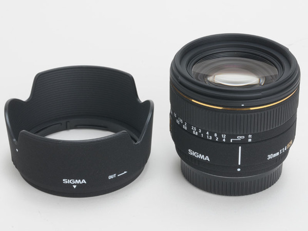 今回、比較のために使用したSIGMA 30mmF1.4EX DC APS-Cサイズのデジタル一眼レフ向けの標準レンズ