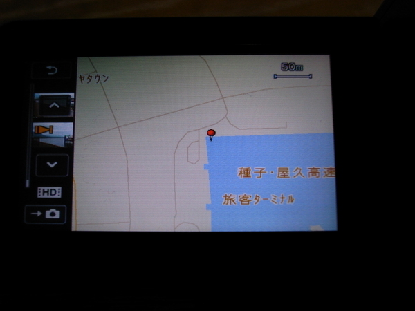 HDR-TG5Vで、鹿児島港周辺の地図を表示したところ。ざっくりとした情報しかないので、観光案内には物足りないが、ネット接続なしでいつでも地図を見られるのは頼もしい