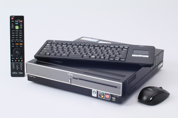 「FMV-TEO/C90N」の本体と、添付のキーボードやマウス、リモコン。Blu-rayレコーダーのような外観でテレビラック内に納めても違和感がない