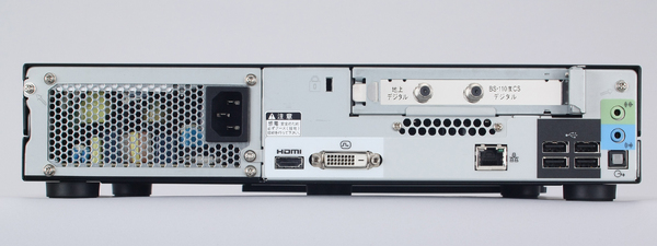 FMV-TEO/C90Nの背面。映像出力はHDMIとDVI-Dに対応。USBポートも前面と背面合わせて6つあり、外付けHDDなど豊富な周辺機器を接続できる