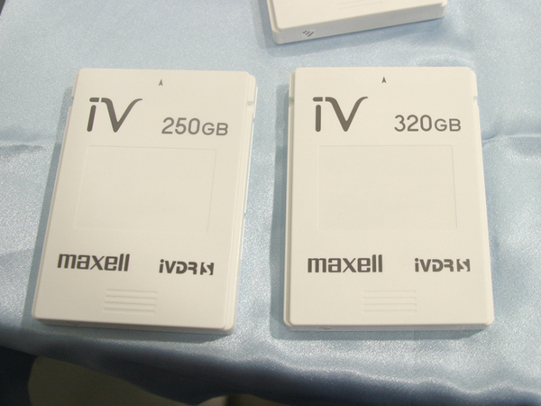 iVDRメディア。同梱されるのは日立マクセルの「iV」（160GB）