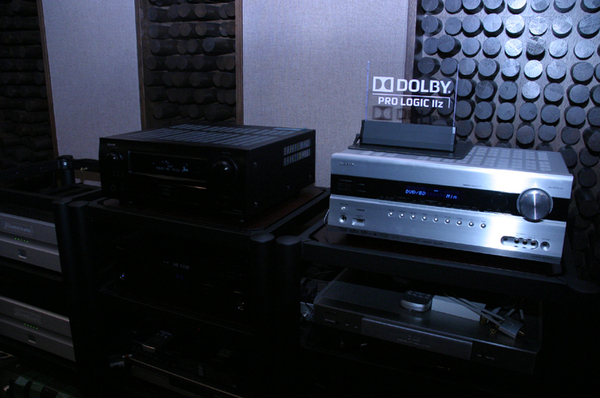 Dolby ProLogic IIzに対応するオンキヨーのAVアンプ「TX-SA607」（右）