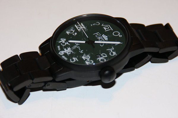 ASCII.jp：そこまでやる!? 文字盤に「黒板」を再現した腕時計 (1/2)