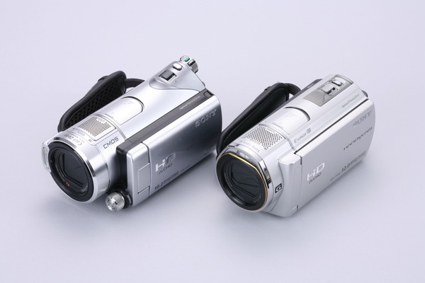 CX12（左）との比較写真。横幅が7mm小さくなったほか、高さ、奥行きとも2mmコンパクトになっている