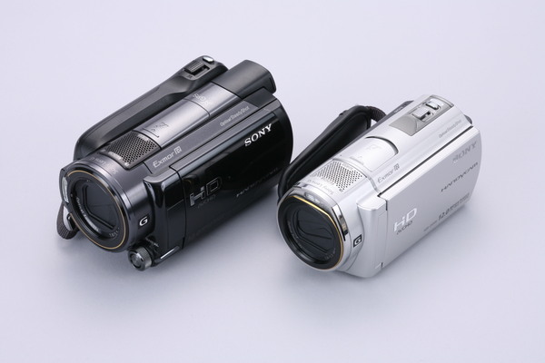 XR520V（左）との比較写真。HDDがないこともあり、ぐっとコンパクトなサイズとなっている