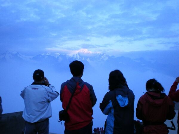 飛来寺の日食目当ての旅行客。最高峰は6740mの梅里雪山を望む