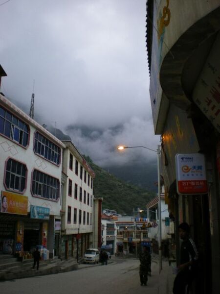 当日、徳欽の街は厚い雲に覆われた