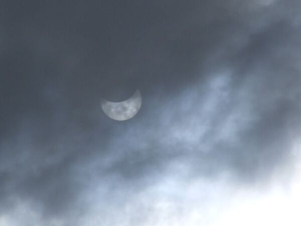 雲の切れ目から見えた部分日食