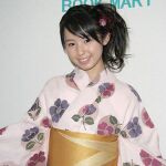 超人気の女子高生、小池里奈がトレカの握手会でシックな浴衣を披露！
