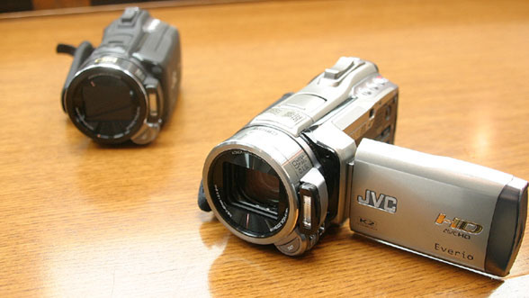 ASCII.jp：新開発レンズ採用の高級ビデオカメラ「Everio GZ-HM400」