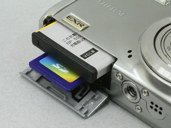 電池はF200EXRと同じものを使用する。記録メディアは今回はSDメモリーカードのみとなり、xDピクチャーカードは使用できなくなっている