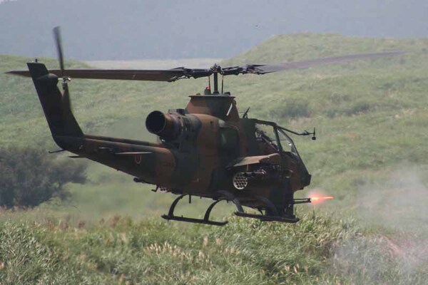 対戦車ヘリコプターAH-1Sの射撃シーン