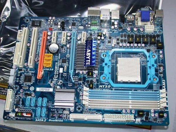 AMD 785G搭載マザーボードの例