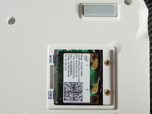 Intel WiMAX/WiFi Link 5150は本体裏面右上隅に内蔵