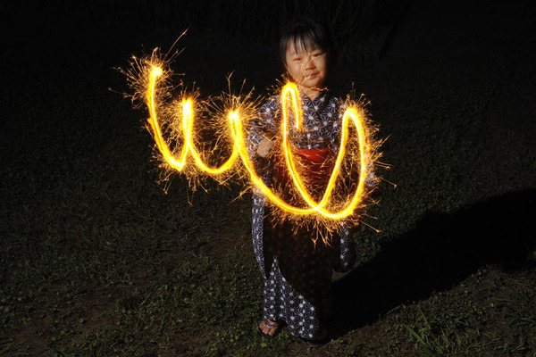 Ascii Jp 花火の撮影方法 デジカメで手持ち花火を撮るコツ 3 3