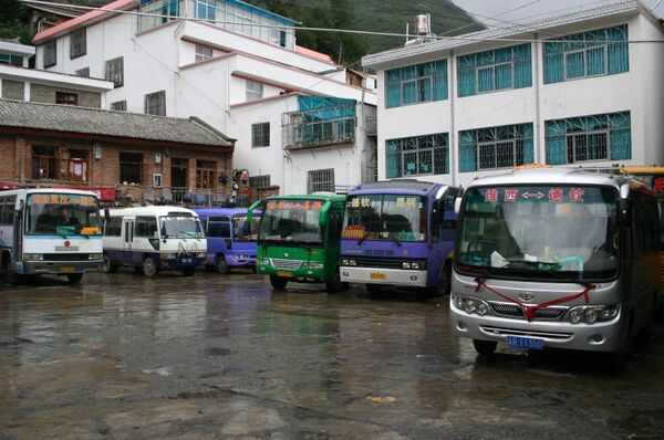 徳欽のバスターミナル。チベット自治区に向かうバスも多数