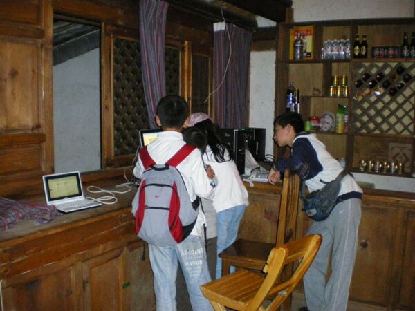 ゲストハウスのパソコンに集まる子供。実は中国沿岸部の旅行者らの子供らが集まってゲームをしている
