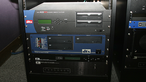 映画館などで使われるHDD内蔵のシネマメディアプレーヤー「XD10」