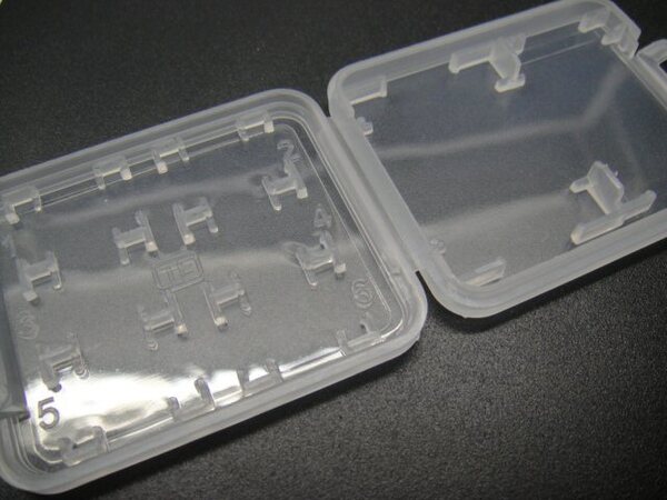 ASCII.jp：microSDカードが6枚も入る100円の格安マルチミニケース！