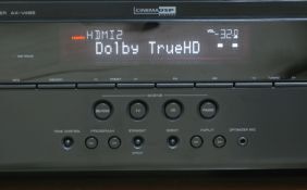 AVアンプの液晶パネルに表示される「Dolby TrueHD」の文字