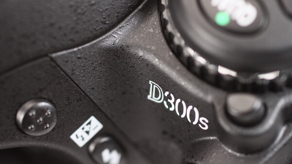 ASCII.jp：カメラマンの気分を盛り上げる一台――ニコン「D300S」 (1/5)