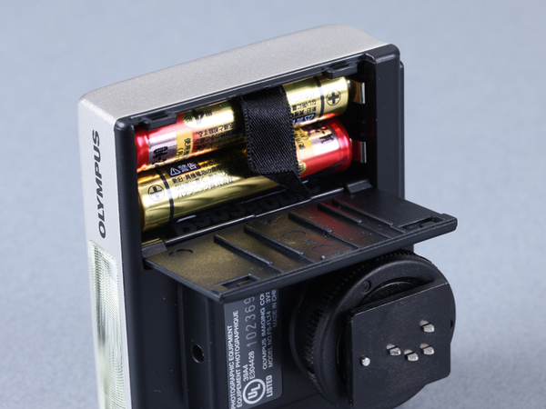 電池は単四型を2本使う。連発するとすぐに電池切れになるので予備を忘れずに。E-P1は高感度でもそれなりに写るので使用頻度は少なそう