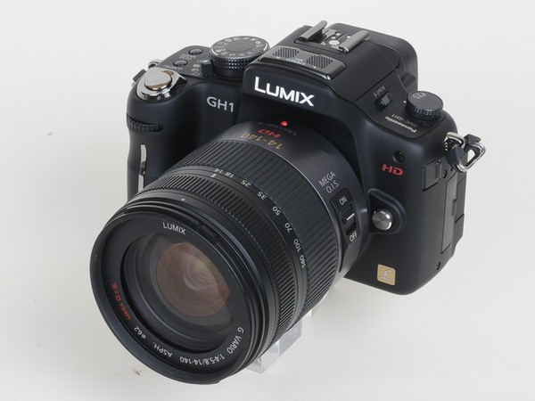 「LUMIX GH1」。本体サイズは幅124×奥行き45.2×高さ89.6mm。重量は約385g
