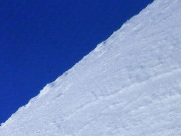 テスト用に撮影した画面写真。深みのある青空が美しい。明るい画面ながら、雪山の質感もしっかりと再現されるなどディテール感豊かな映像