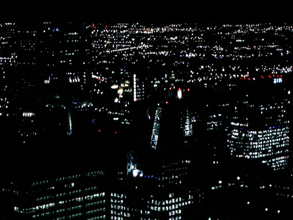 都市の夜景を空撮した映像。ビルの灯りの鮮明さはもちろんのこと、遠景に広がる街の灯りまで驚くほど鮮明。黒浮きなどもほとんど気にならない