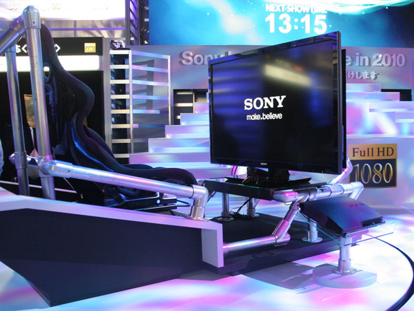 ステージ上に展示されていた3D液晶テレビ