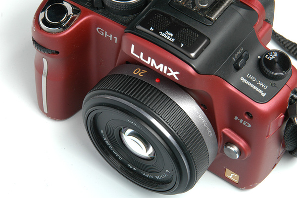 「LUMIX G 20mm/F1.7 ASPH.」レンズを装着したGH1。薄くてコンパクトなので思ったより収まりがいい