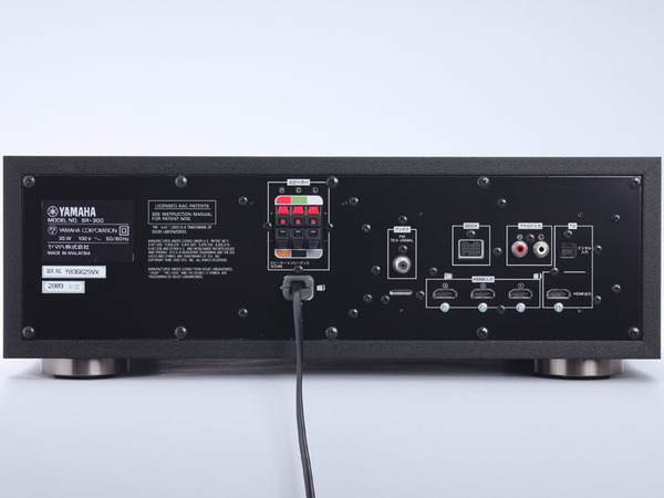 同じく背面パネル。実売で約6万円の製品ながらHDMI端子を3系統備えている。そのほかは、デジタル音声／アナログ音声入力が各1系統、アンテナ端子、別売のiPod用ドック端子などを備える