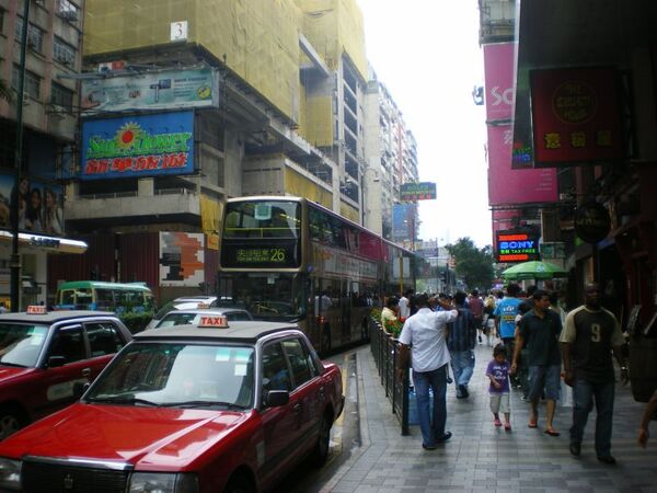 香港の繁華街。中国人のほか、インド系中東系アフリカ系の人々も多く見かける