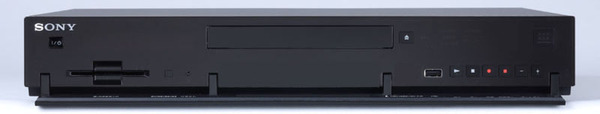 BDZ-RX30は、前面にHDビデオカメラなどの接続時に使える「ワンタッチダビングボタン」を装備。パネル内にはUSB端子も装備している