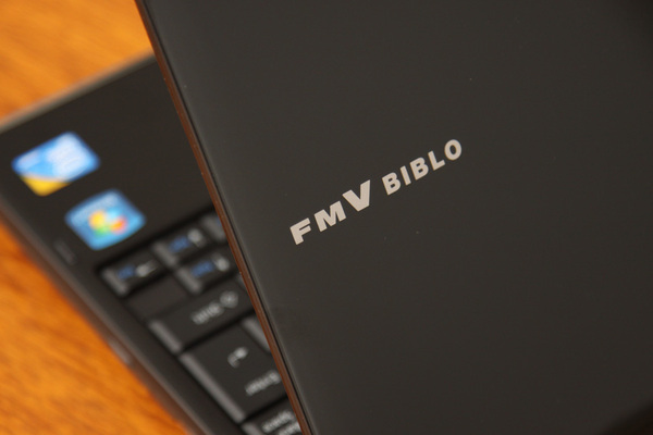 FMV-BIBLO Rはビジネスバックに入れて持って歩いても大きさ、重さともそれほど苦にならない